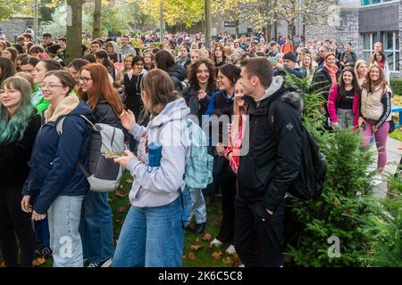 UCC, Cork, Irlande. 13th octobre 2022. Plus de 1 000 étudiants sont sortis de leurs conférences aujourd'hui pour protester contre la crise du coût de la vie, qui, selon eux, a un effet sévère sur leur capacité à vivre au jour le jour. Les étudiants ont cité les frais d'université, les frais d'hébergement et les simples frais de vie au jour le jour comme raison de leur protestation. Crédit : AG News/Alay Live News Banque D'Images