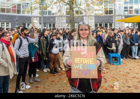 UCC, Cork, Irlande. 13th octobre 2022. Plus de 1 000 étudiants sont sortis de leurs conférences aujourd'hui pour protester contre la crise du coût de la vie, qui, selon eux, a un effet sévère sur leur capacité à vivre au jour le jour. Les étudiants ont cité les frais d'université, les frais d'hébergement et les frais de vie au jour le jour comme une raison de leur protestation.les manifestants protestaient à l'événement étaient l'étudiant Sofia Tinne. Crédit : AG News/Alay Live News Banque D'Images