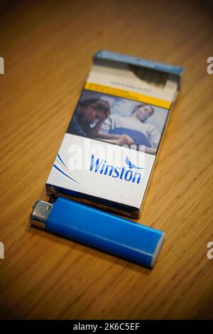 Un paquet ouvert de fines cigarettes de marque Winston Banque D'Images