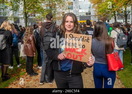 UCC, Cork, Irlande. 13th octobre 2022. Plus de 1 000 étudiants sont sortis de leurs conférences aujourd'hui pour protester contre la crise du coût de la vie, qui, selon eux, a un effet sévère sur leur capacité à vivre au jour le jour. Les étudiants ont cité les frais d'université, les frais d'hébergement et les simples dépenses de vie quotidienne comme raison de leur protestation.Hannah Watchorn, étudiante à l'événement, protestait. Crédit : AG News/Alay Live News Banque D'Images