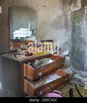 Maison abandonnée. Vous venez à travers ces maisons ici et là en Irlande. Il semble que les résidents aient laissé tout derrière eux sans regarder en arrière. Banque D'Images