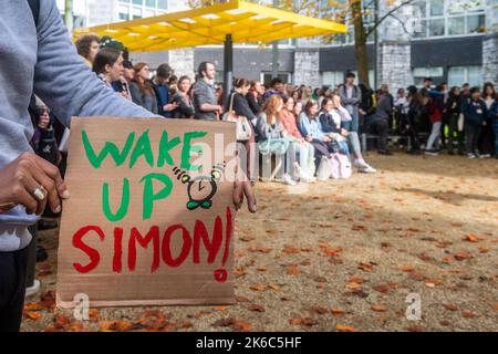 UCC, Cork, Irlande. 13th octobre 2022. Plus de 1 000 étudiants sont sortis de leurs conférences aujourd'hui pour protester contre la crise du coût de la vie, qui, selon eux, a un effet sévère sur leur capacité à vivre au jour le jour. Les étudiants ont cité les frais d'université, les frais d'hébergement et les simples frais de vie au jour le jour comme raison de leur protestation. Un signe faisant allusion au ministre de l'éducation Simon Harris TD. Crédit : AG News/Alay Live News Banque D'Images