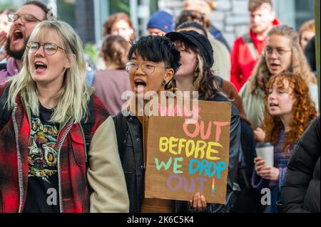 UCC, Cork, Irlande. 13th octobre 2022. Plus de 1 000 étudiants sont sortis de leurs conférences aujourd'hui pour protester contre la crise du coût de la vie, qui, selon eux, a un effet sévère sur leur capacité à vivre au jour le jour. Les étudiants ont cité les frais d'université, les frais d'hébergement et les simples frais de vie au jour le jour comme raison de leur protestation. Crédit : AG News/Alay Live News Banque D'Images