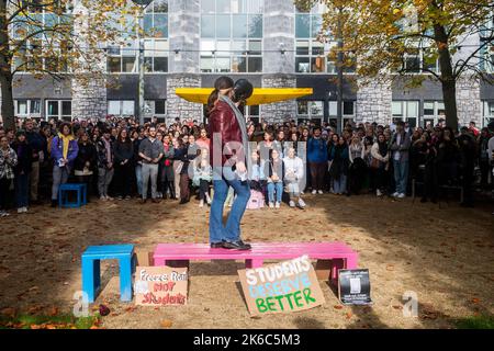 UCC, Cork, Irlande. 13th octobre 2022. Plus de 1 000 étudiants sont sortis de leurs conférences aujourd'hui pour protester contre la crise du coût de la vie, qui, selon eux, a un effet sévère sur leur capacité à vivre au jour le jour. Les étudiants ont cité les frais d'université, les frais d'hébergement et les simples frais de vie au jour le jour comme raison de leur protestation. Crédit : AG News/Alay Live News Banque D'Images