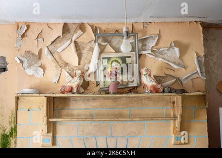 Maison abandonnée. Vous venez à travers ces maisons ici et là en Irlande. Il semble que les résidents aient laissé tout derrière eux sans regarder en arrière. Banque D'Images