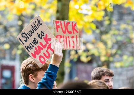 UCC, Cork, Irlande. 13th octobre 2022. Plus de 1 000 étudiants sont sortis de leurs conférences aujourd'hui pour protester contre la crise du coût de la vie, qui, selon eux, a un effet sévère sur leur capacité à vivre au jour le jour. Les étudiants ont cité les frais d'université, les frais d'hébergement et les simples frais de vie au jour le jour comme raison de leur protestation. Crédit : AG News/Alay Live News Banque D'Images