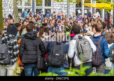 UCC, Cork, Irlande. 13th octobre 2022. Plus de 1 000 étudiants sont sortis de leurs conférences aujourd'hui pour protester contre la crise du coût de la vie, qui, selon eux, a un effet sévère sur leur capacité à vivre au jour le jour. Les étudiants ont cité les frais d'université, les frais d'hébergement et les simples frais de vie au jour le jour comme raison de leur protestation. Crédit : AG News/Alay Live News Banque D'Images