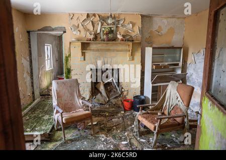 Maison abandonnée. Vous venez à travers ces maisons ici et là en Irlande. Il semble que les résidents aient laissé tout derrière eux sans regarder en arrière. Banque D'Images