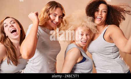 Groupe de diverses femmes vêtues de façon décontractée amis un avec prothèse de membre favorisant la positivité du corps Banque D'Images