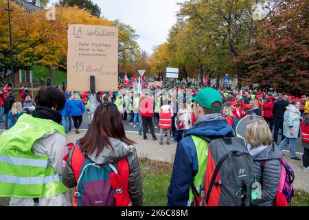 Namur, Belgique. 13th octobre 2022. L'illustration montre une manifestation d'enseignants organisée par les syndicats d'enseignants de la Fédération Wallonie-Bruxelles, à Namur, le jeudi 13 octobre 2022. Les gens de la manifestation marchent jusqu'à la place Saint-Aubain à Namur. BELGA PHOTO NICOLAS MATERLINCK crédit: Belga News Agency/Alay Live News Banque D'Images