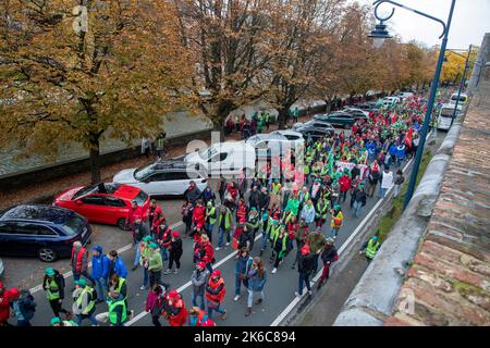 Namur, Belgique. 13th octobre 2022. L'illustration montre une manifestation d'enseignants organisée par les syndicats d'enseignants de la Fédération Wallonie-Bruxelles, à Namur, le jeudi 13 octobre 2022. Les gens de la manifestation marchent jusqu'à la place Saint-Aubain à Namur. BELGA PHOTO NICOLAS MATERLINCK crédit: Belga News Agency/Alay Live News Banque D'Images