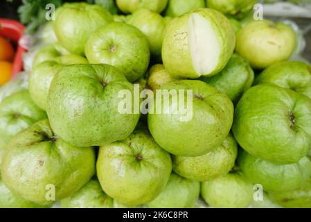 Goyave - grandes quantités de fruits de goyave, fruits frais de goyave, fruits de goyave dans un panier Banque D'Images