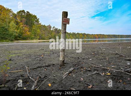 Strausberg, Allemagne. 13th octobre 2022. Le panneau 'baignade interdite' est depuis longtemps sur une terre sèche à la pointe sud du lac Straussee. Depuis des années, le niveau du lac Straussee à l'est de Berlin est en baisse constante. Credit: Patrick Pleul/dpa/Alay Live News Banque D'Images