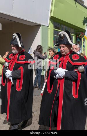 Les deux membres de Mace ont mené la Civic Parade lors du Mazey Day Golowan Festival à Penzance, en Cornouailles, au Royaume-Uni. Banque D'Images