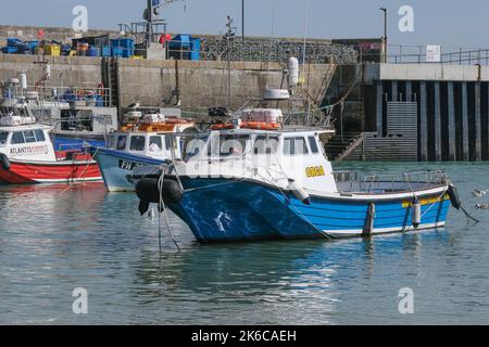 Divers bateaux de pêche et de charter amarrés dans le port de Newquay Harbour à Cornwall en Angleterre au Royaume-Uni. Banque D'Images