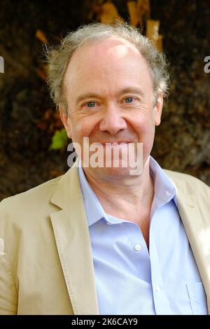 Cheltenham, Gloucestershire, Royaume-Uni – jeudi 13th octobre 2022 – l'auteur de Ben Macintyre assiste au Cheltenham Literature Festival pour parler de son dernier livre Colditz - le Festival se déroule jusqu'au dimanche 16th octobre 2022. Photo Steven May / Alamy Live News Banque D'Images