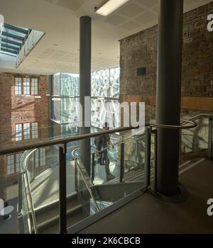 Escalier au niveau supérieur. Université de Bristol: Fry Building, Bristol, Royaume-Uni. Architecte : Wilkinson Eyre Architects, 2020. Banque D'Images