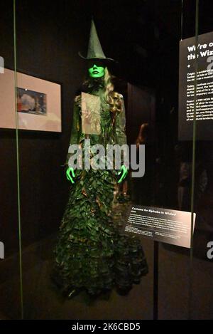 Re:imaginer des comédies musicales Célébrez le monde dynamique du théâtre musical et explorez l'importance culturelle de certaines des histoires les plus emblématiques de l'industrie. Les points forts sont les suivants : Le costume Miss Hannigan de Paul O’Grady d’Annie a donné au V&A par l’acteur surtout pour cette exposition. Rarement exposée robe ornée de perles portée par Julie Andrews dans My Fair Lady en 1958, conçu par Cecil Beaton Nouvelles acquisitions de costumes de SIX The musical, tout le monde parle de Jamie, Moulin Rouge! La comédie musicale, la Compagnie et Une ligne Chorus. Le jouet OLAF marionnette de Frozen The musical Banque D'Images