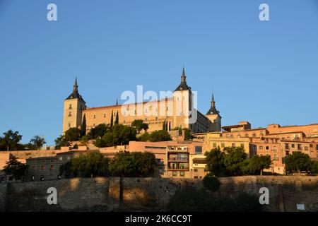 Vue sur l'arrière de l'Alcazar de Tolède depuis le pont de l'Alcantara Banque D'Images