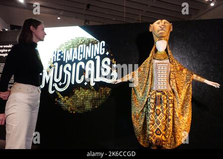 Re:imaginer des comédies musicales Célébrez le monde dynamique du théâtre musical et explorez l'importance culturelle de certaines des histoires les plus emblématiques de l'industrie. Les points forts sont les suivants : Le costume Miss Hannigan de Paul O’Grady d’Annie a donné au V&A par l’acteur surtout pour cette exposition. Rarement exposée robe ornée de perles portée par Julie Andrews dans My Fair Lady en 1958, conçu par Cecil Beaton Nouvelles acquisitions de costumes de SIX The musical, tout le monde parle de Jamie, Moulin Rouge! La comédie musicale, la Compagnie et Une ligne Chorus. Le jouet OLAF marionnette de Frozen The musical Banque D'Images