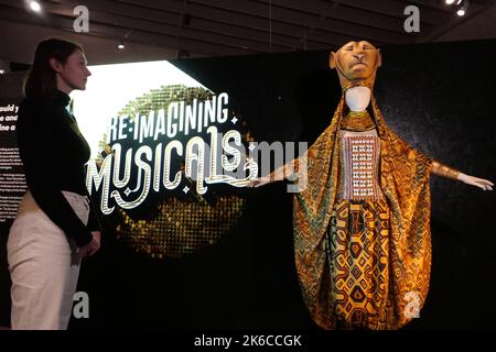 Re:imaginer des comédies musicales Célébrez le monde dynamique du théâtre musical et explorez l'importance culturelle de certaines des histoires les plus emblématiques de l'industrie. Les points forts sont les suivants : Le costume Miss Hannigan de Paul O’Grady d’Annie a donné au V&A par l’acteur surtout pour cette exposition. Rarement exposée robe ornée de perles portée par Julie Andrews dans My Fair Lady en 1958, conçu par Cecil Beaton Nouvelles acquisitions de costumes de SIX The musical, tout le monde parle de Jamie, Moulin Rouge! La comédie musicale, la Compagnie et Une ligne Chorus. Le jouet OLAF marionnette de Frozen The musical Banque D'Images