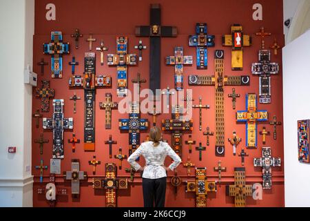 Londres, Royaume-Uni. 13 octobre 2022. A Visitor Views ' Epiphany', 1994-2021, par Jan Wade au stand Richard Saltoun à un aperçu de 1-54 Contemporary African Art Fair, la plus grande foire internationale d'art consacrée à l'art contemporain d'Afrique et de sa diaspora. Les œuvres d'environ 50 exposants sont présentées dans un salon qui s'ouvre au public du 14 au 16 octobre à Somerset House. Credit: Stephen Chung / Alamy Live News Banque D'Images