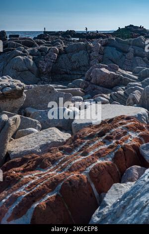 Partie d'un mur de briques qui s'étend sur la rive d'une plage par temps ensoleillé et froid à Montevideo Uruguay Banque D'Images