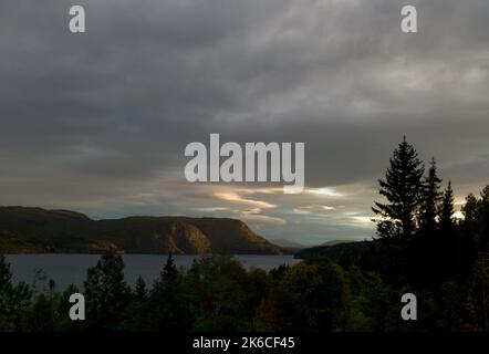 Coucher de soleil en Norvège avec fjord et pins Banque D'Images