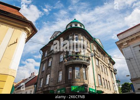 Bâtiment sur Krotka - rue courte dans la ville de Bielsko-Biala à Silésie Voivodeship, dans le sud de la Pologne Banque D'Images