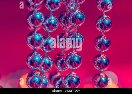 gros plan sur les perles argentées. décoration de noël et de vacances Banque D'Images