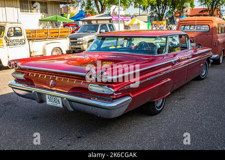 Falcon Heights, MN - 19 juin 2022 : vue d'angle arrière à haute perspective d'un toit rigide Bonneville 4 portes 1960 de Pontiac lors d'un salon automobile local. Banque D'Images