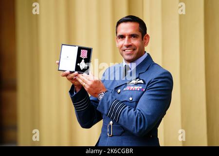 Le capitaine de groupe Kevin Latchman de la Royal Air Force après avoir été décoré de la Croix de l'Air Force pour leadership et bravoure par le Prince de Galles lors d'une cérémonie d'investiture à Buckingham Palace, Londres. Le pilote de la RAF, Latchman, a dégagé un autobus en 10ft sur la piste de l'aéroport de Kaboul avec un avion plein de réfugiés afghans. Date de la photo: Jeudi 13 octobre 2022. Banque D'Images