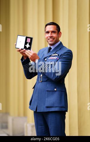 Le capitaine de groupe Kevin Latchman de la Royal Air Force après avoir été décoré de la Croix de l'Air Force pour leadership et bravoure par le Prince de Galles lors d'une cérémonie d'investiture à Buckingham Palace, Londres. Le pilote de la RAF, Latchman, a dégagé un autobus en 10ft sur la piste de l'aéroport de Kaboul avec un avion plein de réfugiés afghans. Date de la photo: Jeudi 13 octobre 2022. Banque D'Images