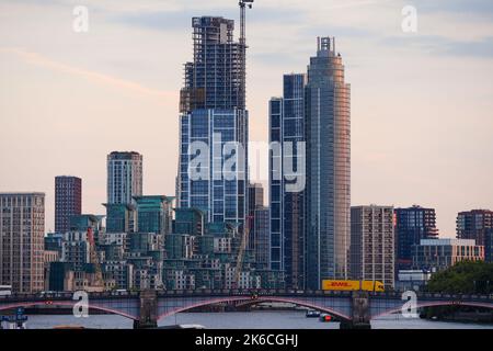 Horizon de Londres en direction du pont de Lambeth et de l'Albert Embankment montrant les travaux de construction sur les nouveaux crapers SKY. Banque D'Images