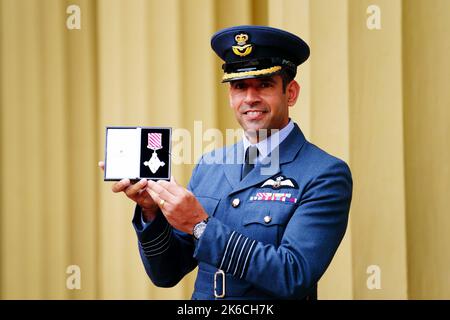 Le capitaine de groupe Kevin Latchman de la Royal Air Force après avoir été décoré de la Croix de l'Air Force pour leadership et bravoure par le Prince de Galles lors d'une cérémonie d'investiture à Buckingham Palace, Londres. Le pilote de la RAF, Latchman, a dégagé un autobus en 10ft sur la piste de l'aéroport de Kaboul avec un avion plein de réfugiés afghans. Date de la photo: Jeudi 13 octobre 2022. Banque D'Images