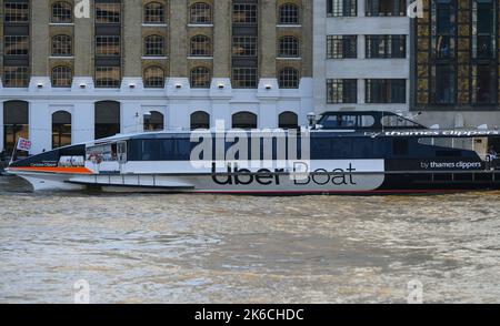 La tondeuse cyclonique de Thames parcourt la Tamise à Londres. Banque D'Images