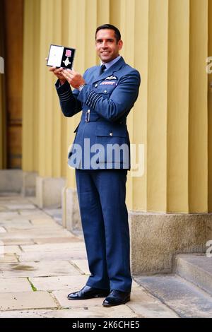 Le capitaine de groupe Kevin Latchman de la Royal Air Force après avoir été décoré de la Croix de l'Air Force pour leadership et bravoure par le Prince de Galles lors d'une cérémonie d'investiture à Buckingham Palace, Londres. Le pilote de la RAF, Latchman, a dégagé un autobus en 10ft sur la piste de l'aéroport de Kaboul avec un avion plein de réfugiés afghans. Date de la photo: Jeudi 13 octobre 2022. Banque D'Images