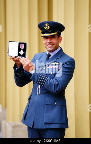 Le capitaine de groupe Kevin Latchman de la Royal Air Force après avoir été décoré de la Croix de l'Air Force pour leadership et bravoure par le Prince de Galles lors d'une cérémonie d'investiture à Buckingham Palace, Londres. Le pilote de la RAF, Latchman, a dégagé un autobus en 10ft sur la piste de l'aéroport de Kaboul avec un avion plein de réfugiés afghans. Date de la photo: Jeudi 13 octobre 2022. Banque D'Images