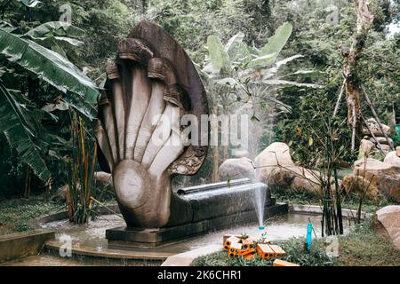 Une statue de serpent à sept têtes dans un petit étang dans un parc Banque D'Images