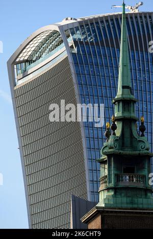 La tour de l'église All Halles était Samuel Pepys aurait regardé le grand feu de Londres avec 20 gratte-ciel Fenchurch derrière. Banque D'Images