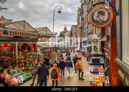 Amsterdam, pays-Bas. Octobre 2022. Le marché flottant des fleurs à Amsterdam. Photo de haute qualité Banque D'Images