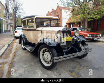 Bernal, Argentine - 18 septembre 2022 : ancienne Ford modèle 1930s Une berline Tudor garée dans la rue. Toit rigide à deux portes. Salon de la voiture classique. Banque D'Images