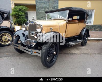 Bernal, Argentine - 18 septembre 2022: Vieux noir et crème 1930s Ford modèle Un double phaeton convertible garé dans la rue. Salon de la voiture classique. Banque D'Images