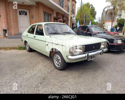 Bernal, Argentine - 18 septembre 2022 : ancienne berline quatre portes Chrysler Dodge 1500 blanche 1970s garée dans la rue. Voiture économique classique Banque D'Images