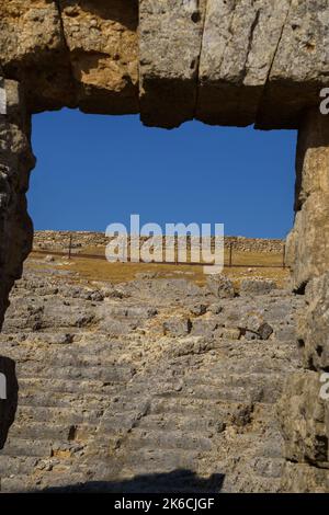 Vue sur l'entrée de l'amphithéâtre du théâtre romain d'Acinipo à Ronda, Malaga. Banque D'Images