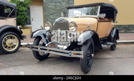 Bernal, Argentine - 18 septembre 2022: Vieux noir et crème 1930s Ford modèle Un double phaeton convertible garé dans la rue. Salon de la voiture classique. Banque D'Images