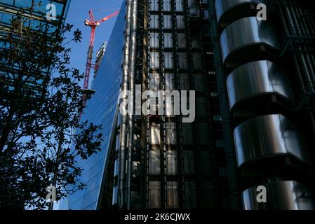 Coup de feu à faible angle sur les gratte-ciels dans le quartier financier de Londres, au Royaume-Uni. lloyds Building, le Scalpel The Square Mile. Banque D'Images