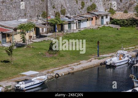 Petites gîtes de pêche sur la lande appelée Contrafossa dans la vieille forteresse vénitienne de la ville de Corfou sur une île grecque de Corfou Banque D'Images