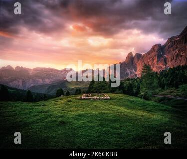 Les tours de Sella et Sella Pass au coucher du soleil dans les Dolomites italiens Banque D'Images