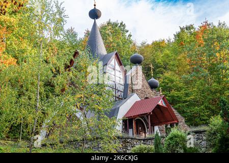 La construction de l'Église orthodoxe dans le contexte de la forêt d'automne. Banque D'Images